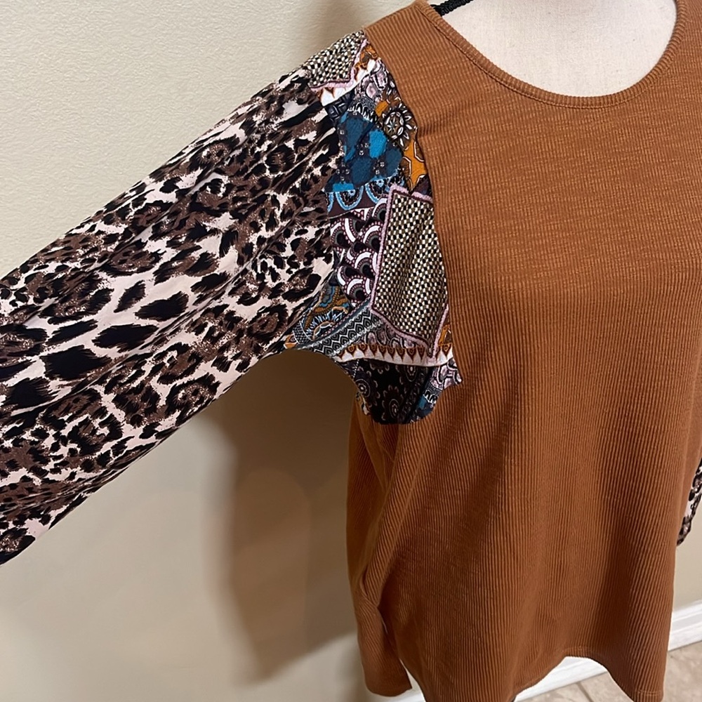 GiGio animal print tan lightweight long sleeve sweater - Picture 2 of 4